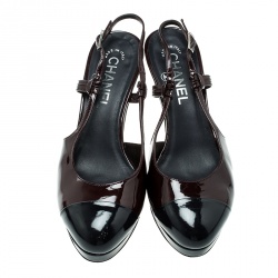 مملوكة مسبقًا صندل شانيل فتحة كعب نعل سميك غطاء مقدمة جلد لامع لونين مقاس 37.5