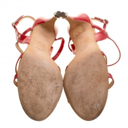 مملوكة مسبقًا صندل شانيل CC جلد أسود أحمر بفتحة كعب مقاس 37.5