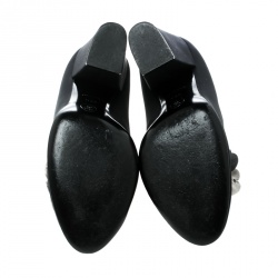 مملوكة مسبقًا حذاء كعب عالي شانيل ساتان أسود مزخرف كاميليا مقاس 39.5