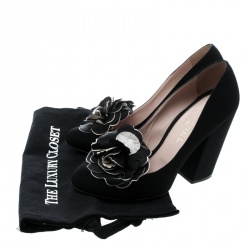 مملوكة مسبقًا حذاء كعب عالي شانيل ساتان أسود مزخرف كاميليا مقاس 39.5