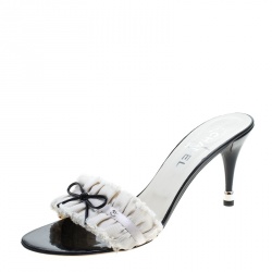 Pre Owned صندل سلايد شانيل قماش ابيض بطيات شراشيب مزينة بفيونكة مقاس 41