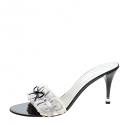 Pre Owned صندل سلايد شانيل قماش ابيض بطيات شراشيب مزينة بفيونكة مقاس 41