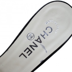 Pre Owned صندل سلايد شانيل قماش ابيض بطيات شراشيب مزينة بفيونكة مقاس 41