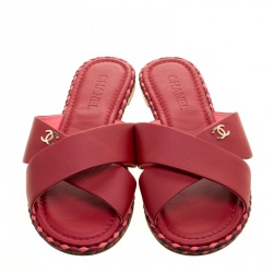 Pre Owned حذاء سلايدز شانيل فلات CC سيور متعاكسة حواف مضفرة جلد أحمر مقاس 42