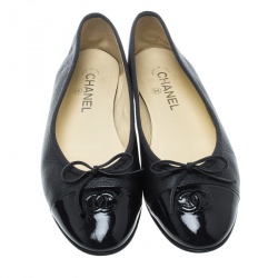 مملوكة مسبقًا حذاء باليرينا فلات شانيل جلد أسود مقدمة CC بفيونكة مقاس 35