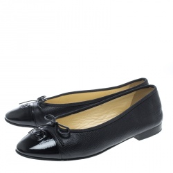 مملوكة مسبقًا حذاء باليرينا فلات شانيل جلد أسود مقدمة CC بفيونكة مقاس 35