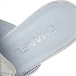 مملوكة مسبقًا Chanel White//Black Quilted Leather and Grosgrain Fabric Mules Size 38