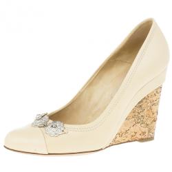 مملوكة مسبقًا Chanel Beige Leather Flower Embellished Wedge Pumps Size 39.5