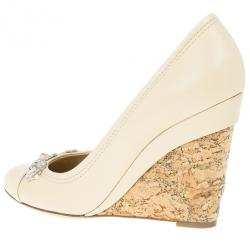 مملوكة مسبقًا Chanel Beige Leather Flower Embellished Wedge Pumps Size 39.5