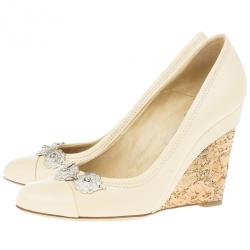 مملوكة مسبقًا Chanel Beige Leather Flower Embellished Wedge Pumps Size 39.5