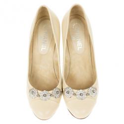 مملوكة مسبقًا Chanel Beige Leather Flower Embellished Wedge Pumps Size 39.5