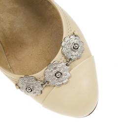 مملوكة مسبقًا Chanel Beige Leather Flower Embellished Wedge Pumps Size 39.5