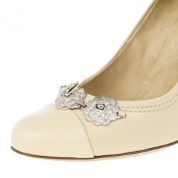 مملوكة مسبقًا Chanel Beige Leather Flower Embellished Wedge Pumps Size 39.5