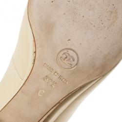 مملوكة مسبقًا Chanel Beige Leather Flower Embellished Wedge Pumps Size 39.5