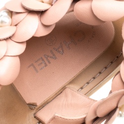 مملوكة مسبقًا صندل شانيل فلات لؤلؤ صناعي وزهرة كاميليا CC جلد بيج مقاس 39.5