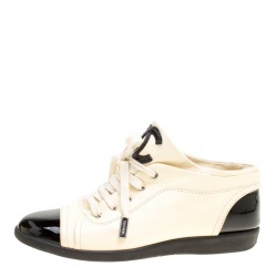 مملوكة مسبقًا حذاء رياضي شانيل جلد كريمي/أسود مقدمة CC مقاس 37.5