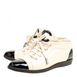 مملوكة مسبقًا حذاء رياضي شانيل جلد كريمي/أسود مقدمة CC مقاس 37.5