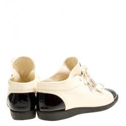 مملوكة مسبقًا حذاء رياضي شانيل جلد كريمي/أسود مقدمة CC مقاس 37.5