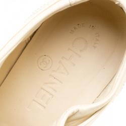 مملوكة مسبقًا حذاء رياضي شانيل جلد كريمي/أسود مقدمة CC مقاس 37.5