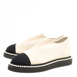 مملوكة مسبقًا Chanel Cream/Black Knit Fabric Faux Pearl Slip On Platform Flats Size 39