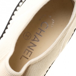 مملوكة مسبقًا Chanel Cream/Black Knit Fabric Faux Pearl Slip On Platform Flats Size 39