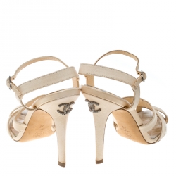 مملوكة مسبقًا صندل شانيل زخرفة CC مقدمة مفتوحة سيور متعاكسة جلد كريمي مقاس 38