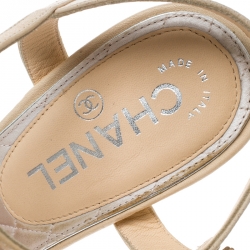 مملوكة مسبقًا صندل شانيل زخرفة CC مقدمة مفتوحة سيور متعاكسة جلد كريمي مقاس 38