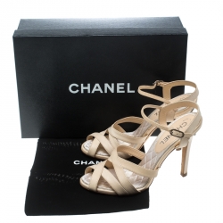 مملوكة مسبقًا صندل شانيل زخرفة CC مقدمة مفتوحة سيور متعاكسة جلد كريمي مقاس 38