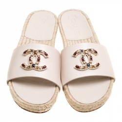 مملوكة مسبقًا حذاء سلايدز شانيل إسبادريل فلات CC مزخرف جلد بيج مقاس 36