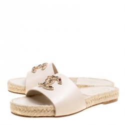 مملوكة مسبقًا حذاء سلايدز شانيل إسبادريل فلات CC مزخرف جلد بيج مقاس 36