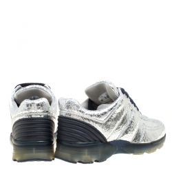 Pre Owned حذاء رياضي شانيل جلد مشقق فضي ميتالك مقاس 39.5