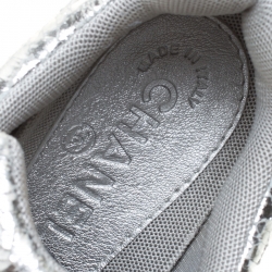 Pre Owned حذاء رياضي شانيل جلد مشقق فضي ميتالك مقاس 39.5