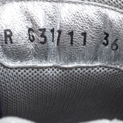 Pre Owned حذاء رياضي شانيل جلد مشقق فضي ميتالك مقاس 39.5