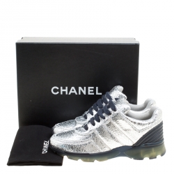 Pre Owned حذاء رياضي شانيل جلد مشقق فضي ميتالك مقاس 39.5