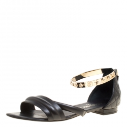 مملوكة مسبقًا Chanel Black Quilted Leather Charm Embellished Sandals Size 39