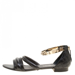 مملوكة مسبقًا Chanel Black Quilted Leather Charm Embellished Sandals Size 39
