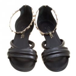 مملوكة مسبقًا Chanel Black Quilted Leather Charm Embellished Sandals Size 39
