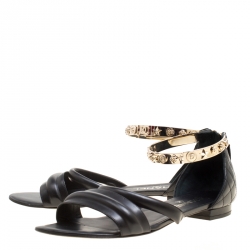 مملوكة مسبقًا Chanel Black Quilted Leather Charm Embellished Sandals Size 39