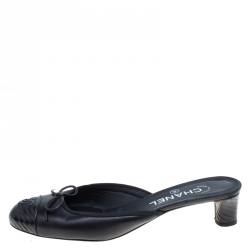 Pre Owned حذاء مولز شانيل سليب أون غطاء مقدمة CC جلد أسود مقاس 38.5