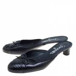 Pre Owned حذاء مولز شانيل سليب أون غطاء مقدمة CC جلد أسود مقاس 38.5