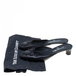 Pre Owned حذاء مولز شانيل سليب أون غطاء مقدمة CC جلد أسود مقاس 38.5