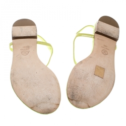 Pre Owned صندل شانيل بإصبع فلات سير T مزخرف CC جلد لامع أخضر ليموني مقاس 40