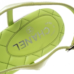 Pre Owned صندل شانيل بإصبع فلات سير T مزخرف CC جلد لامع أخضر ليموني مقاس 40