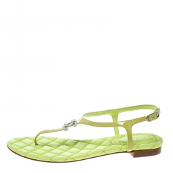 Pre Owned صندل شانيل بإصبع فلات سير T مزخرف CC جلد لامع أخضر ليموني مقاس 40