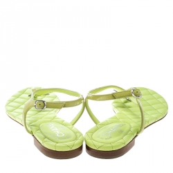 Pre Owned صندل شانيل بإصبع فلات سير T مزخرف CC جلد لامع أخضر ليموني مقاس 40