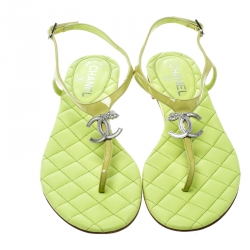 Pre Owned صندل شانيل بإصبع فلات سير T مزخرف CC جلد لامع أخضر ليموني مقاس 40
