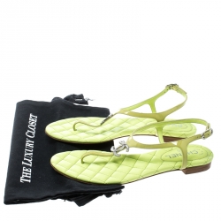 Pre Owned صندل شانيل بإصبع فلات سير T مزخرف CC جلد لامع أخضر ليموني مقاس 40