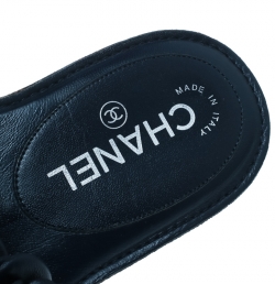 Pre Owned صندل شانيل فلات حلقة أصبع كاميليا جلد أزرق مقاس 39