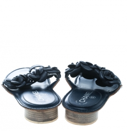 Pre Owned صندل شانيل فلات حلقة أصبع كاميليا جلد أزرق مقاس 39