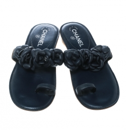 Pre Owned صندل شانيل فلات حلقة أصبع كاميليا جلد أزرق مقاس 39